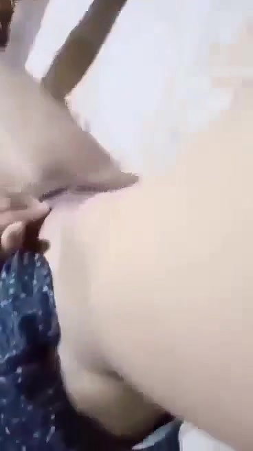 chut mein ungli kri ladki ne
