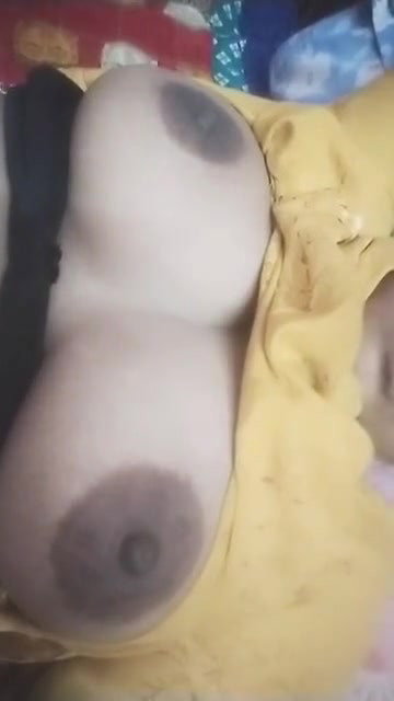 ladki ne chuche dikhayi