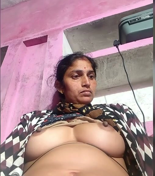 Pooja aunty show her boobs