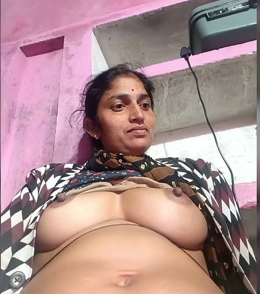 Pooja aunty show her boobs
