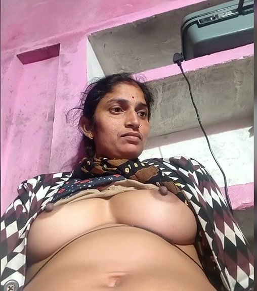 Pooja aunty show her boobs