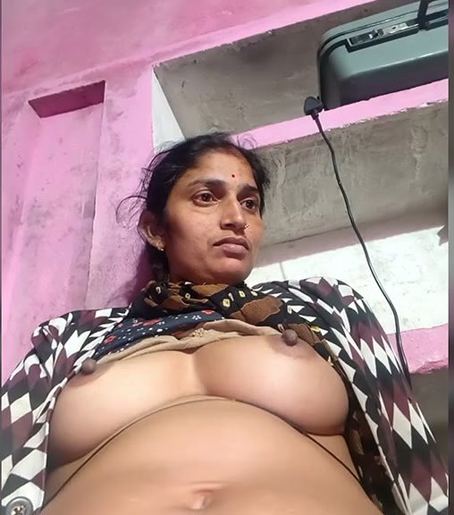 Pooja aunty show her boobs