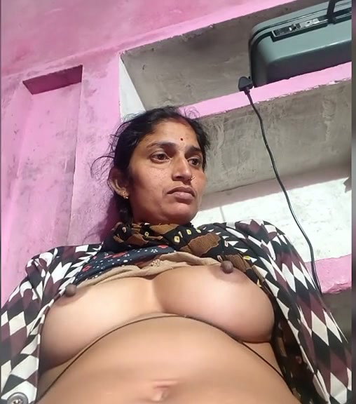 Pooja aunty show her boobs