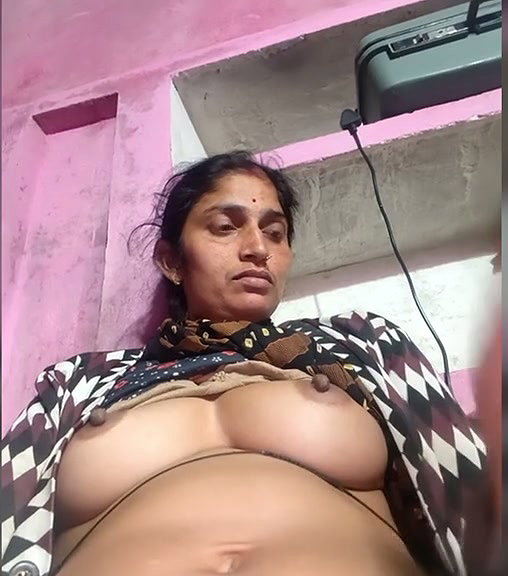 Pooja aunty show her boobs