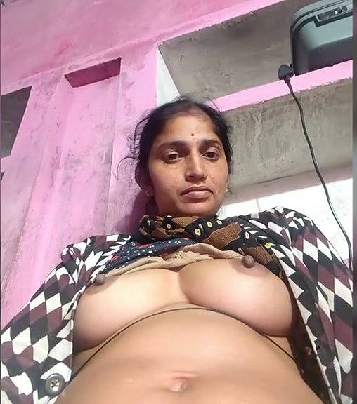 Pooja aunty show her boobs