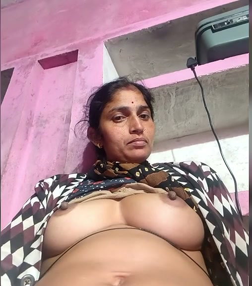 Pooja aunty show her boobs