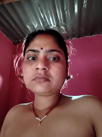 aanushaka boob show