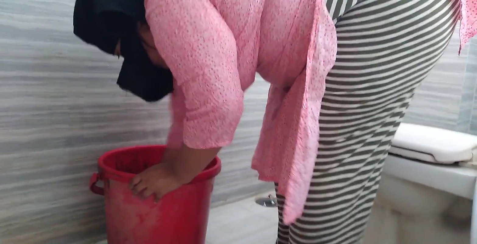 Tamil aunty washes clothes in bathroom when a guy comes & gives her rough sex – And give something behind (Huge cumshot)