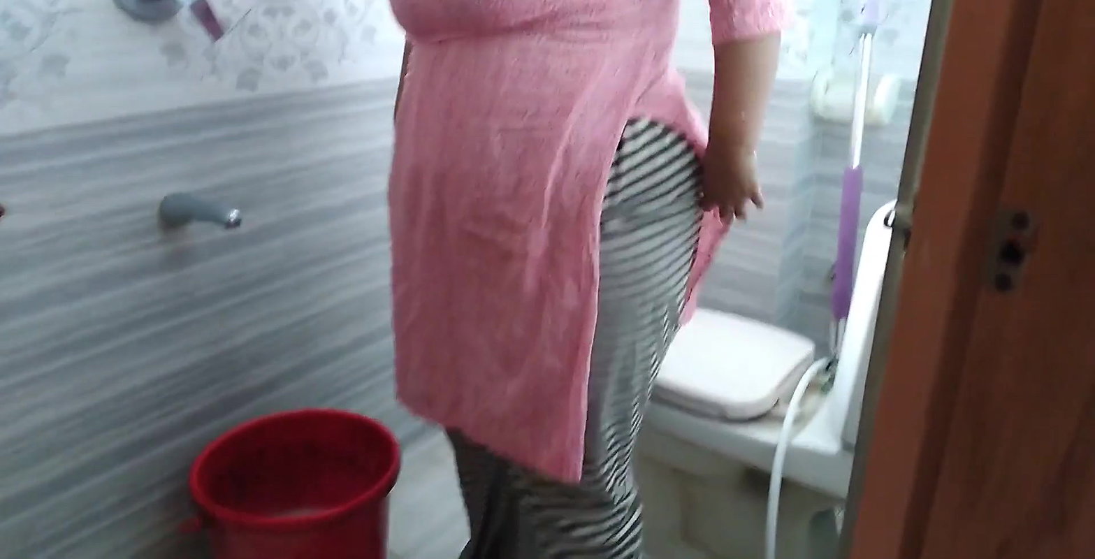 Tamil aunty washes clothes in bathroom when a guy comes & gives her rough sex – And give something behind (Huge cumshot)
