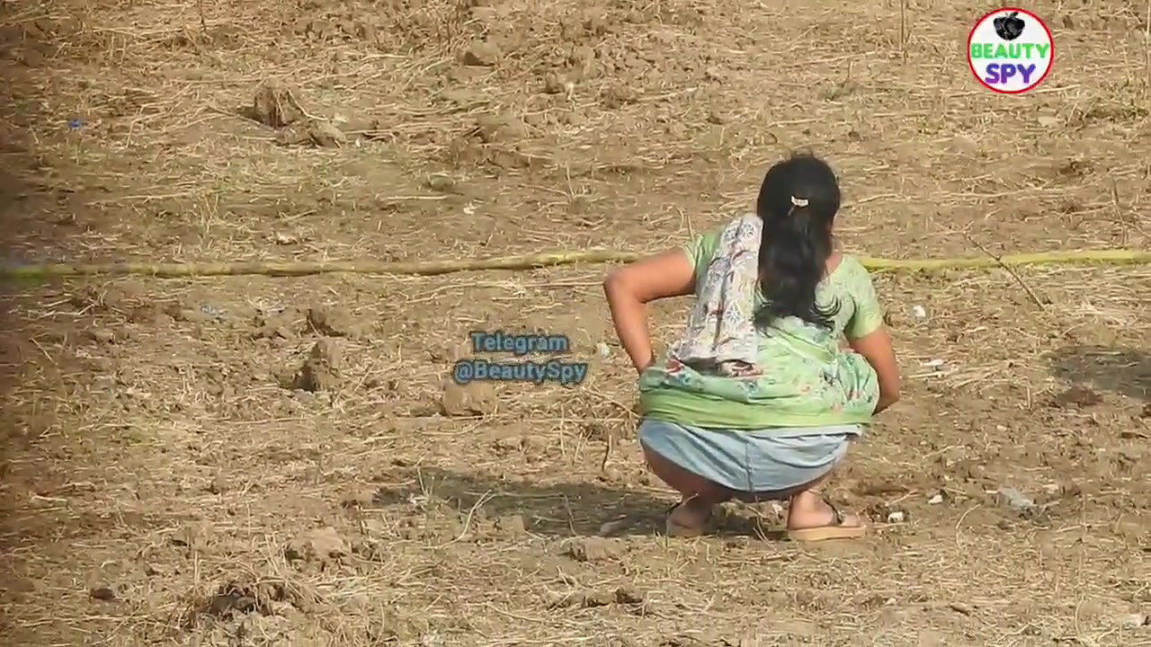 multipleaunties pissing outdoor