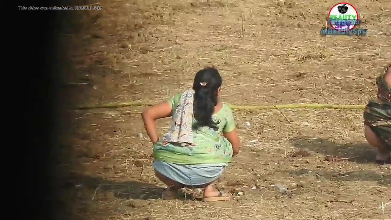 multipleaunties pissing outdoor