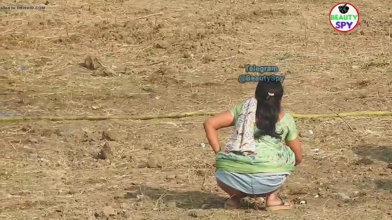 multipleaunties pissing outdoor