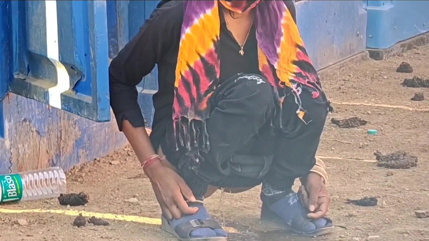 Outdoor Pissing Girl Vido