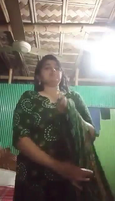 village desi lady showing big boobs and pussy