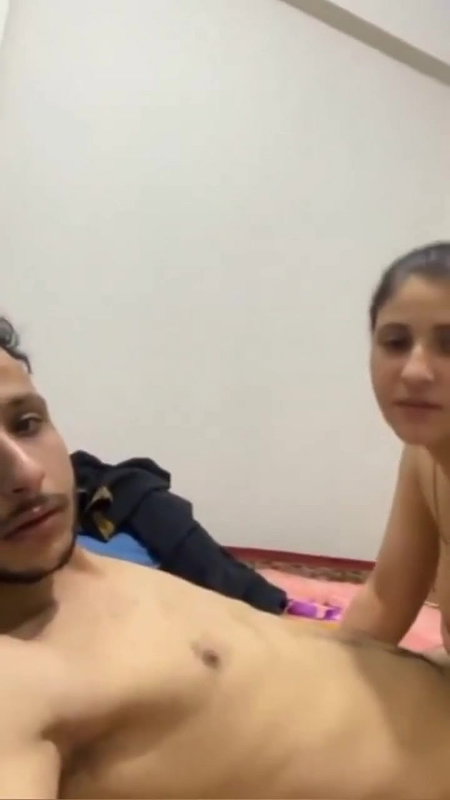 gorgeous girl giving handjob to lover viral MMS