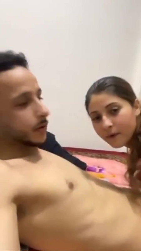 gorgeous girl giving handjob to lover viral MMS