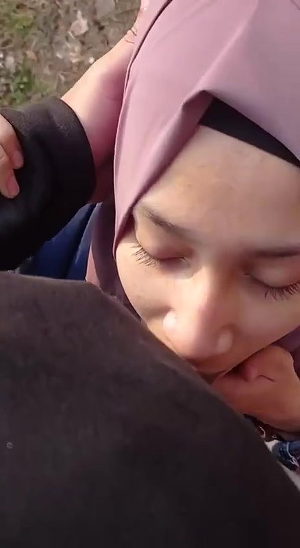 hijab girlfriend sucking dick in viral outdoor sex