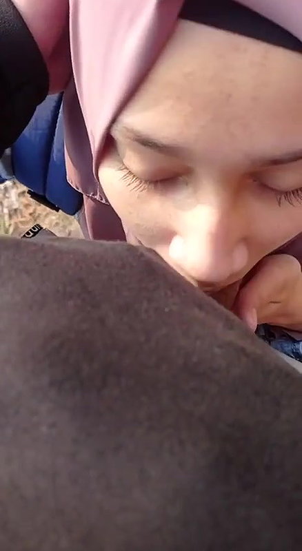 hijab girlfriend sucking dick in viral outdoor sex