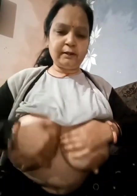 huge booby Indian aunty sex mood viral boob play