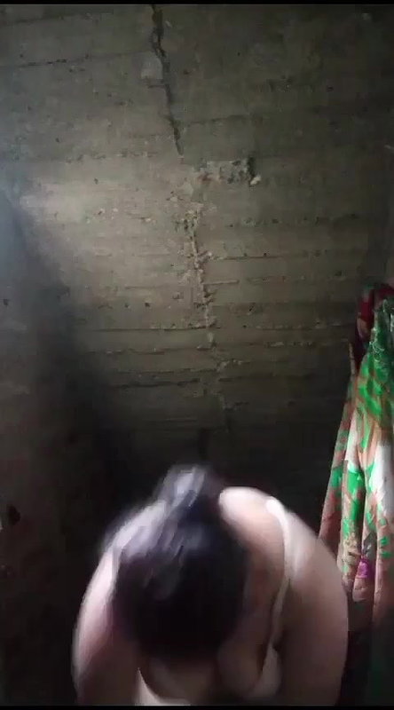 cute village hot Desi girl nude in bathroom viral MMS