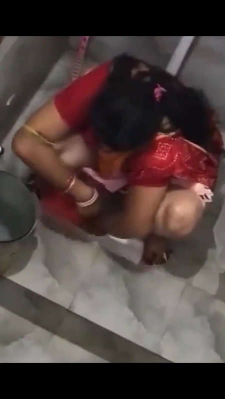 hot aunty pissing and nude bath viral hidden cam