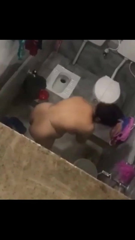 hot aunty pissing and nude bath viral hidden cam
