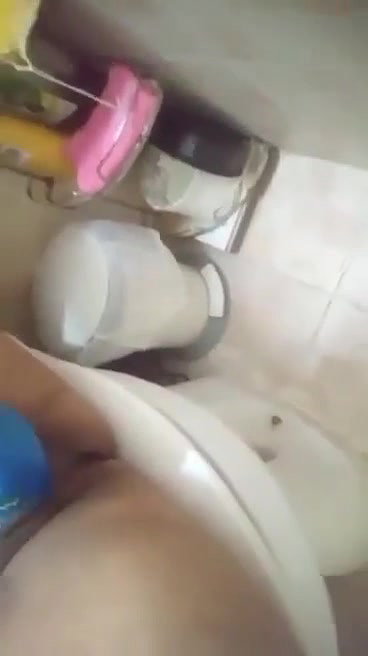 MILF aunty nude masturbation with oil bottle