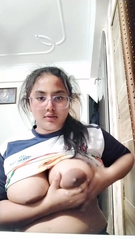 chubby girl big boobs play in topless video making