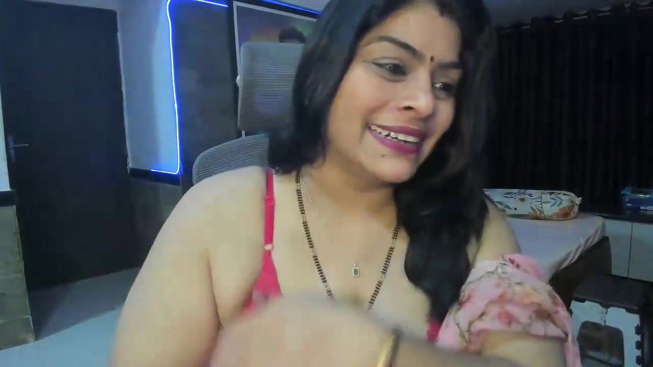 nude busty aunty Taravishu shows big boobs