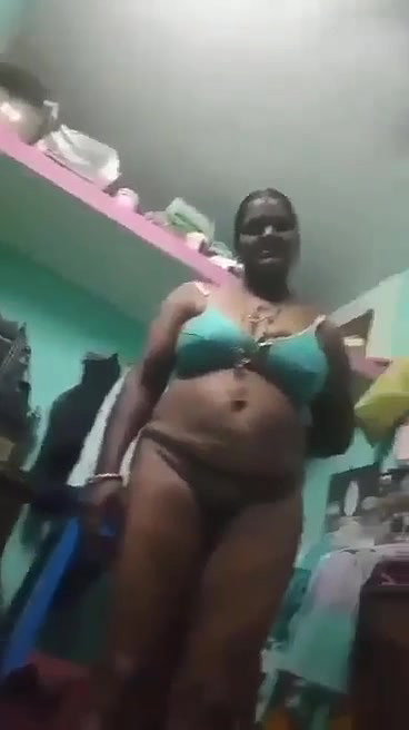 Tamil aunty sex pussy nude show to neighbor