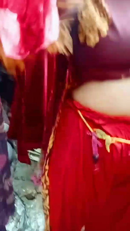 bhabhi showing wet boobs and viral boob press
