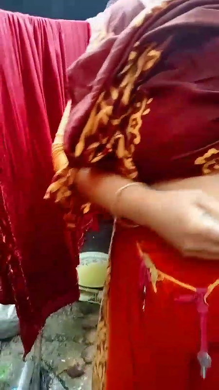 bhabhi showing wet boobs and viral boob press