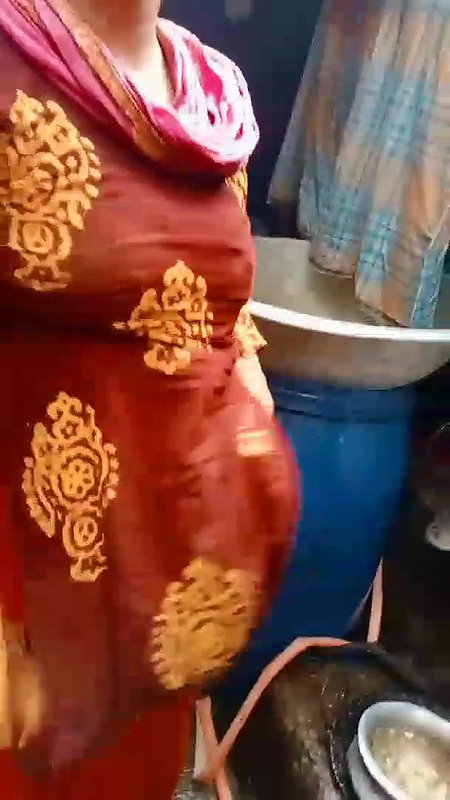 bhabhi showing wet boobs and viral boob press