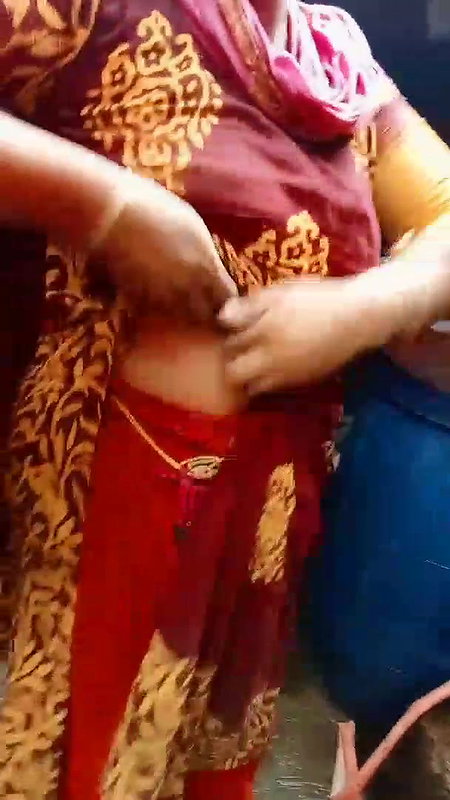 bhabhi showing wet boobs and viral boob press