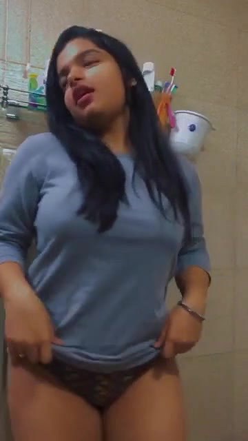 college girl shaking hip and boobs show viral hot