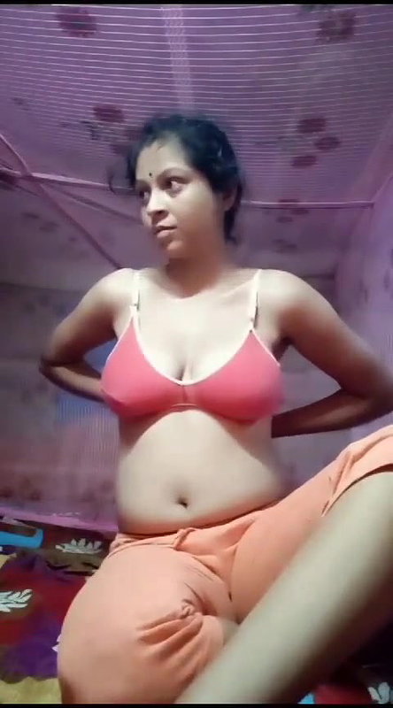 Bangladeshi horny bhabhi showing big boobs