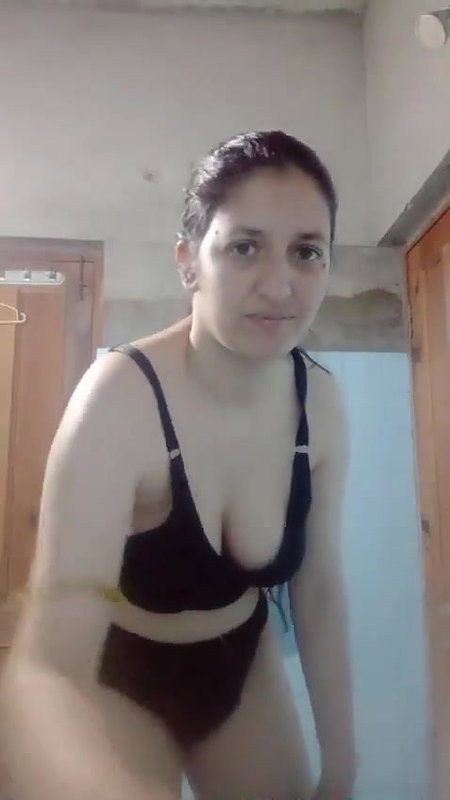 Pakistani sex maal stripping bra and viral topless