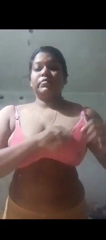 blouse removing wife showing big boobs viral MMS