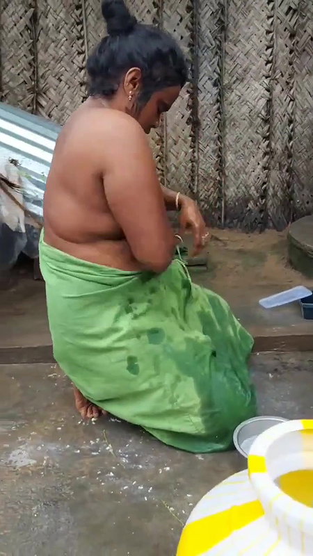 village bhabhi outdoor nude bath before Devar