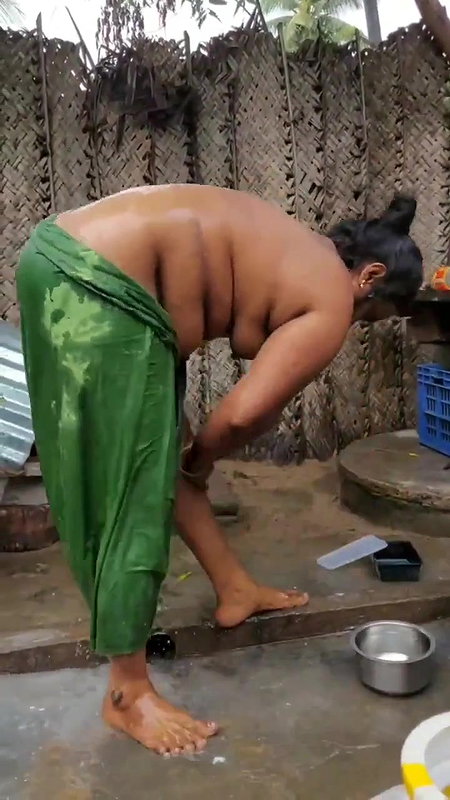 village bhabhi outdoor nude bath before Devar
