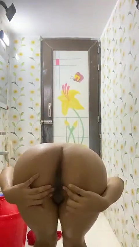 Desi girl nude bath after stripping viral video