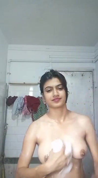 Indian girl bathing vedio