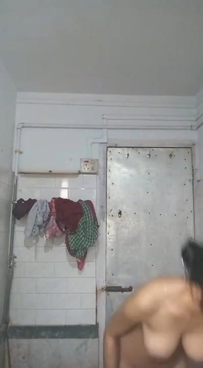 Indian girl bathing vedio