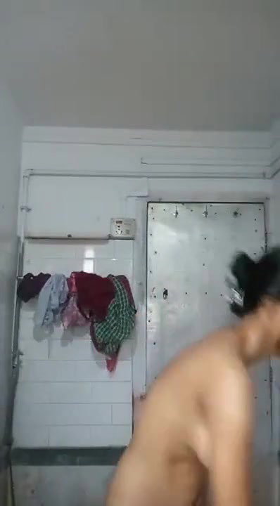 Indian girl bathing vedio