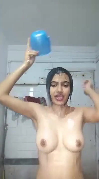 Indian girl bathing vedio