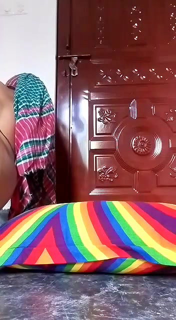 wet Desi girl nude fingering horny pussy viral MMS