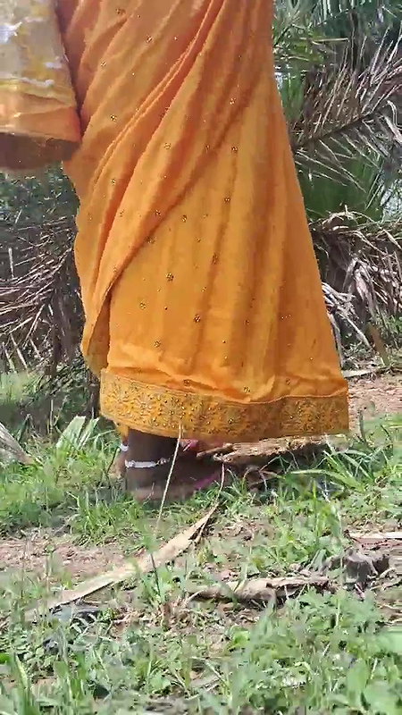 mature Desi randi sex outdoors in standing state