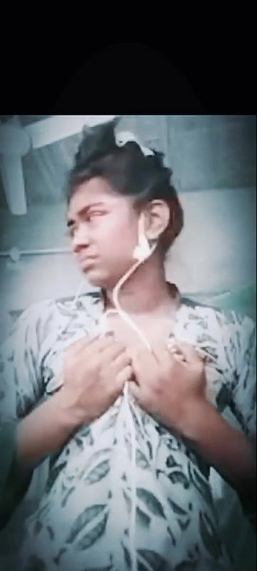 first time boob show of a hot Indian viral girl