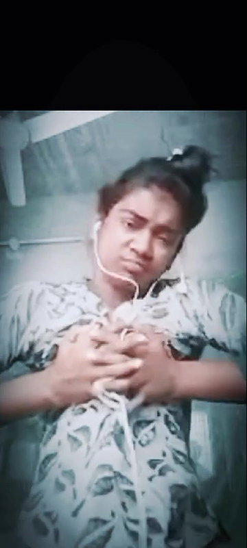 first time boob show of a hot Indian viral girl