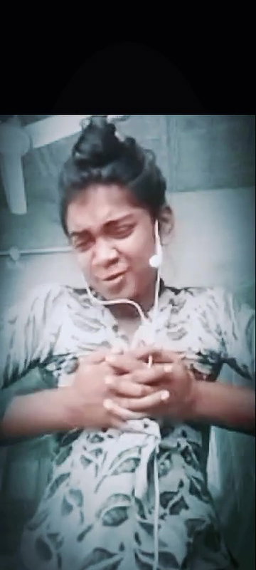 first time boob show of a hot Indian viral girl